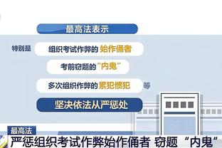 ?感慨万千！库里昨日采访前 静静看着库追汤巨幅海报 久久伫立